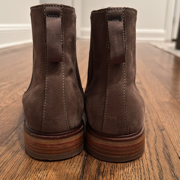 Clarks Men's Clarkdale Gobi Chelsea Boot, Taupe Suede, Size 11 - Picture 3 of 9